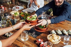 Il pasto conviviale nella dieta: perché non è uno “sgarro” e può aiutare il dimagrimento